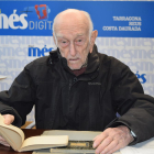 Artur Tomàs, con las libretas que llenó relatando los hechos que vivió durante la Guerra Civil.