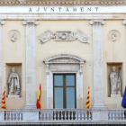 Les banderes a mig pal a l'Ajuntament de Tarragona.