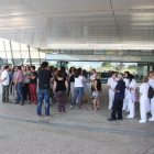 Decenas de trabajadores de Ginsa, concentrados en las puertas del Hospital Sant Joan de Reus, para denunciar su situación laboral, el 5 de julio de 2016.
