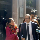 El alcalde de Mollerussa, Manel Solsona, entrando en la sede de la Fiscalía Superior de Cataluña para declarar por su colaboración con el 1-O, rodeado de periodistas.