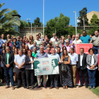Plano general de los alcaldes, concejales y cargos electos del PSC del Camp de Tarragona haciéndose una fotografía de familia en el Anfiteatro de Tarragona.