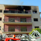 Imatge del pis incendiat a Constanti mentre treballaven els bombers