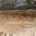 El conjunt pictòric descriu una possible escena de cacera, amb fileres d'arquers, petjades i animals.