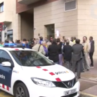 Imagen de la concentración que medio centenar de personas llevan a cabo en las puertas del domicilio particular de Jordi Ignasi Sànchez, jefe de gabinete de la consellerIa de Gobernación.