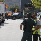 Agents de la Guàrdia Civil, amb manifestants al fons, a la nau de Bigues i Riells on han trobat paperetes de l'1-O. Imatge del 20 de setembre del 2017