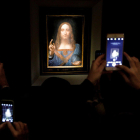 'Salvator Mundi' el cuadro de Leonardo Da Vinci, expuesto poco antes de la subasta.
