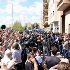 Pla general de l'entrada al domicili particular de Joan Ignasi Sànchez, en el moment en què la policia espanyola intentava endur-se'l detingut , els ciutadans ho volien impedir i els Mossos han intervingut.