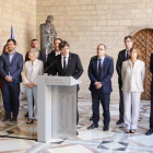 El president del Govern, Carles Puigdemont, durant la declaració institucional a la Galeria Gòtica del Palau de la Generalitat, després de la reunió extraordinària del Consell Executiu, acompanyat dels consellers, el 20 de setembre de 2017.
