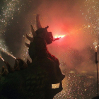 Encendido de un dragón en plena carretillada, en el marco de la última edición de 'Festivitas Bestiarum', la Noche del Bestiario Festivo.