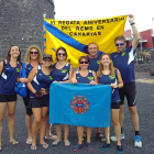 Fotografía de grupo de los miembros de Vogadors de Vent d'Estrop de Cambrils que participaron en la regata en Fuerteventura.