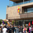 Fotografía de la concentración que se ha hecho esta mañana delante de la subdelegación del Gobierno en Tarragona.