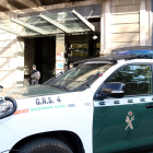 Imatge general amb els cotxes i els agents de la guàrdia civil a les portes de la seu de l'ICF, a Barcelona.