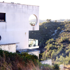 L'edifici des d'on ha caigut el veí de Segur de Calafell a causa del fort vent.