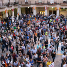 Pla obert de centenars de persones concentrades a la plaça de l'Ajuntament de Tortosa, aquest 20 de setembre de 2017