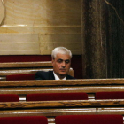 El diputat no adscrit Germà Gordó vota la llei de transitorietat, envoltat d'escons buits, el 7-9-17.