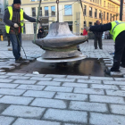 Imatge dels operaris col·locant el banc rodó al mateix emplaçament que fa deu anys.