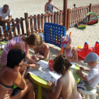 Els nens han gaudit de jocs i activitats al Club Infantil de la platja de la Pineda.