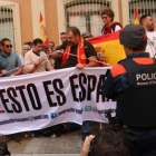Más de 150 personas se manifiestan a favor de la Guardia Civil en el cuartel de Travessera de Gràcia, el 21 de septiembre del 2017.