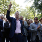 L'alcalde d'Amposta, Adam Tomàs, amb el braç alçat cridat 'Votarem'.