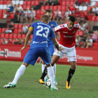 Maikel Mesa intenta marxar de Morcillo, futbolista de l'Almería, en partit de Lliga aquesta temporada.