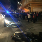 Imatge de l'estat en que van quedar el cotxe i la moto del fill després de l'accident.