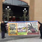 Heredia, ayer con la pancarta que introdujo en el interior del Mercat Central.