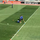 Aritz López Garai xerra amb el seu segon, Xavi Bartolo, moments abans de començar el partit.