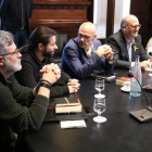 El diputat de la CUP, Carles Riera; els diputats d'ERC; Gerard Gómez del Moral i Raül Romeva; el portaveu de JXCat, Eduard Pujol, i la diputada del mateix partit Gemma Geis, aquest 25 de gener 2018.