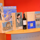 Las cajas de vino están pintadas con temas que evocan el paisaje del Campo de Tarragona.
