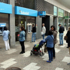 Gerundenses retirando dinero en la sucursal que el Banco Sabadell tiene a Emili Grahit este 20 de octubre del 2017.