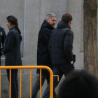 A la izquierda y con capucha, el letrado de Junqueras y los exconsellers de ERC, Andreu van den Eynde, llegando Supremo, el 1 de diciembre de 2017.
