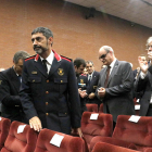 El major dels Mossos d'Esquadra, Josep Lluís Trapero, alçat després de rebre un esclat d'aplaudiments dels assistents.