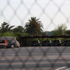 Vehículos de la autoescuela Roquetes-Templo intervenidos por orden judicial en el depósito de la C-12 propiedad de la autoescuela.