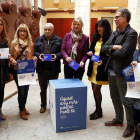 Pla general de la regidora de Comerç de l'Ajuntament de Tarragona, Elvira Ferrando, amb representants d'associacions comercials de la ciutat mostrant els materials de la campanya nadalenca.