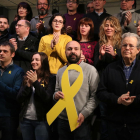 El vicepresident d'Òmnium Cultural, Marcel Mauri, al centre de la imatge subjectant un gran llaç groc acompanyat de membres de l'entitat, a Barcelona.