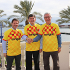 Els presidents del Port i del Nàstic i l'alcalde de Tarragona, amb la samarreta 'tarragonina' de l'equip grana.