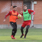 A l'esquerra de la imatge, Álvaro Bustos, durant l'entrenament de dimarts, el darrer que va realitzar com a jugador del Nàstic.
