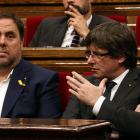 Imatge de Carles Puigdemont mentre conversa amb Oriol Junqueras.