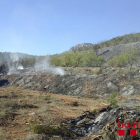 Imágenes de las tareas de extinción del incendio que ha quemado vegetación en Alforja.