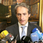 El ministro de Fomento, Íñigo de la Serna, atendiendo a los medios de comunicación.