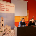 Imagen de la presentación de la III Jornada de Arqueología y Patrimonio de la Guerra Civil en el frente del Ebro con el cartel en primer término.