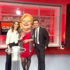 Los presentadores Lluís Marquina i Candela Figueras con la figura de la Grossa de Fin de Año.