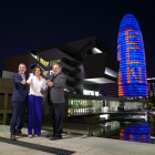 Imatge d'arxiu de Jaume Collboni, Dolors Montserrat i Albert Serra davant la Torre Glòries il·luminada per donar suport a la candidatura de Barcelona com a seu de l'Agència Europea del Medicament