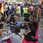Un grup de joves assegut al terra de la plaça Mercadal