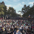 Milers de persones omplint el Passeig de Gràcia davant l'escenari de la manifestació.