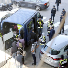 Agentes de la policía española cambian de furgoneta las cajas de documentos que los Mossos d'Esquadra iban a destruir a la incineradora del Besòs. Imagen del 26 de octubre de 2017.