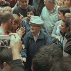 Imatge del documental en la que es veuen desenes de persones i al centre un home gran que avança cap el punt de votació.