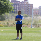 Natxo González, observant un dels seus darrers entrenaments com a entrenador del CF Reus, la temporada pasada.