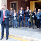 Plano general del alcalde de Tortosa, Ferran Bel, ante algunos concejales del consistorio que aplauden en las puertas del Ayuntamiento para darle apoyo antes de la comparecencia ante el Fiscal en Madrid.