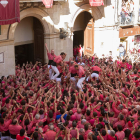 Castellers de la Colla Vella dels Xiquets de Valls celebrant haver descarregat el 4de9 sense folre per Santa Úrsula.